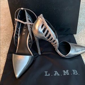 Playful ankle strap pump. Silver